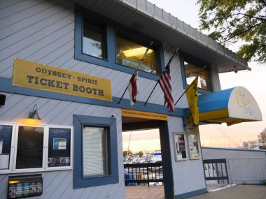 Alexandria, Virginia- Eylül 2017: İskenderiye'deki Wharf & Gangplank Marina ofisindebilet gişesinin yan görünümü yakın.