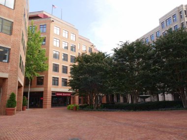 İskenderiye, Virginia- Eylül 2017: İskenderiye'de tuğla döşeli araziye sahip büyük binaların cephesi.