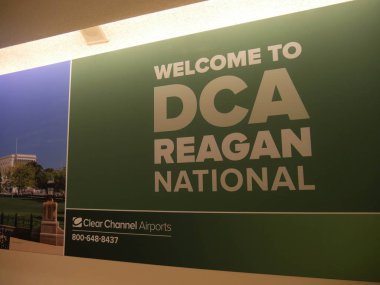 Arlington, Virginia, Abd- Eylül 2017: Arlington, Virginia'daki Ronald Reagan Ulusal Havaalanı'na hoş geldiniz işareti.