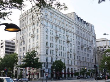 Washington, D.C. ABD- Eylül 2017: Washington, D.C.'deki Pennsylvania Bulvarı'nın zemin katında Fogo de Chao Steakhouse ile modern binalar.