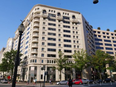 Washington, D.C. ABD- Eylül 2017: Washington, D.C.'de yüksek katlı binaların ve sokak manzarasının cephesi.