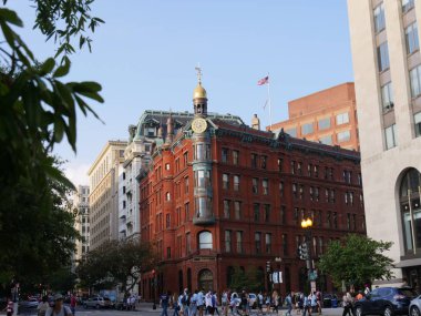 Washington, D.C. ABD- Eylül 2017: Yayalar Pennsylvania Bulvarı'ndaki binaların önünden karşıya geçiyor.