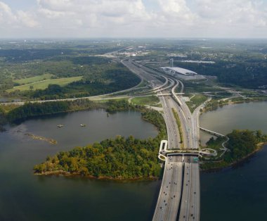 Arlington, Virginian, Abd- Eylül 2017: Arlington, Virginian'daki Ronald Reagan havaalanına yaklaşan eyaletler arası otoyolların ve Potomac Nehri'nin havadan görünümü