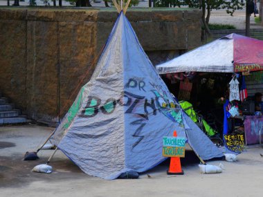 Washington, D.C. ABD- Eylül 2017: Washington, D.C.'de bir sokak kenarına dikilen resimlerle çadır.