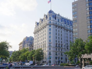 Washington, D.C. ABD- Eylül 2017: Pennsylvania Avenue, Washington, District of Columbia boyunca yüksek katlı binaların yer leştiği sokak manzarası. 