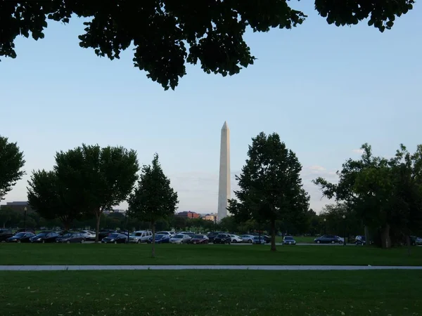 华盛顿 2017年9月 标志性的555英尺石方尖碑 华盛顿纪念碑与汽车停放在地面上的宽镜头 — 图库照片