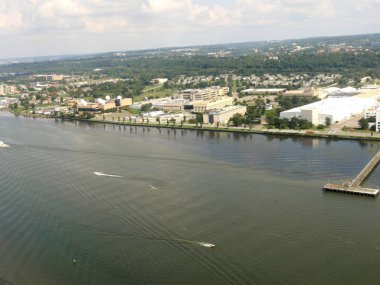 Arlington, Virginia, Abd- Eylül 2017: Washington sahilinin Potomac Nehri ile havadan görünümü, Arlington, Virginia'daki Ronald Reagan Ulusal Havaalanı'na yaklaşıyor.
