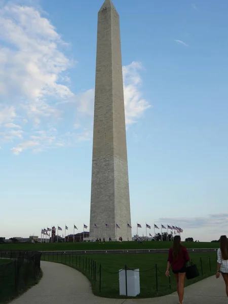 华盛顿 2017年9月 华盛顿纪念碑的特写 人们在华盛顿 哥伦比亚特区周围走动 — 图库照片