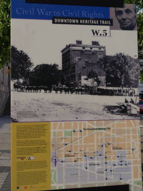 Washington, D.C. USA- Eylül 2017: Pennsylvania Avenue, Washington, D.C.'de Downtown Heritage Trail'in haritası ve tarihi olan bir bilgi panosunun kapatılması.