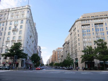 Washington, D.C., Abd- Eylül 2017: Washington, Columbia Bölgesi'ndeki Pennsylvania Bulvarı'ndan görülen büyük binalar ve ışık trafiğinin yer aldığı sokak manzarası. 