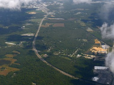 Baltimore'a yaklaşan havadan görünüm, bir uçak penceresinden görülüyor.