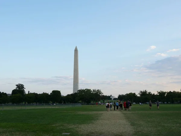 2017年9月 华盛顿特区乌萨 2017年9月 一小群人走在日落时分前往华盛顿纪念碑的地面上 — 图库照片