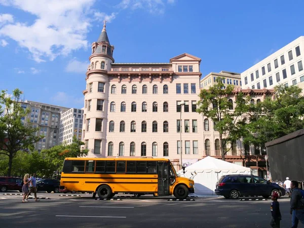 Washington Usa September 2017 Bus Kuning Berjalan Jalan Dengan Bangunan — Stok Foto