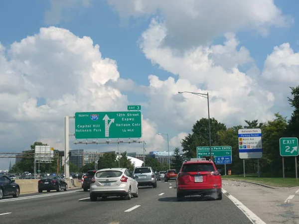 ワシントンD 2017年9月 州間高速道路395号線の信号機 コロンビア特別区 の道路上の方向標識 — ストック写真