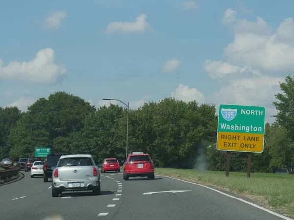アーリントン バージニア州 2017年9月 ワシントンD への道順を持つ高速道路395の方向標識 — ストック写真
