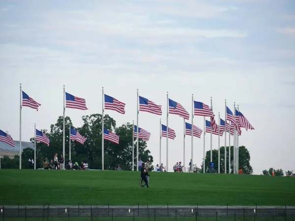 Washington Usa Září 2017 Lidé Odpočívejte Zelené Trávě Vlajkami Spojených — Stock fotografie