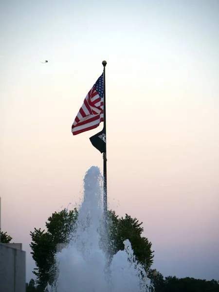 Water Fountain Spurts High United States Flag Pole — Stock Photo, Image
