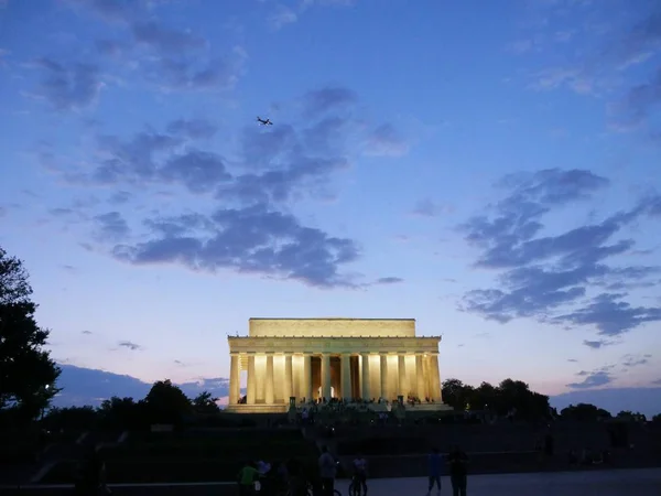 华盛顿特区 Usa 2017 日落的天空与林肯博物馆在夜间照明 华盛顿哥伦比亚特区 — 图库照片