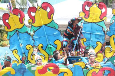 Davao City, Filipinler-Ağustos 2014: Sokak dansı yarışmasıkatılımcılarından birinin canlı performansı. Kadayawan yaşam ve bol hasat için teşekkür vermek için her yıl Ağustos kutlanır.