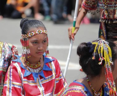 Davao City, Filipinler-Ağustos 2014: Kadayawan festivalinde sokak dansı sanatçıları. Kadayawan yaşam ve bol hasat için teşekkür vermek için her yıl Ağustos kutlanır.