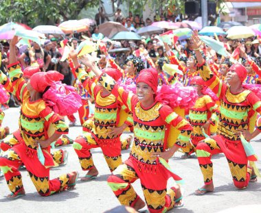 Davao City, Filipinler-Ağustos 2014: Renkli kostümler ile sokak dansı yarışmasıkatılımcıları. Kadayawan yaşam ve bol hasat için teşekkür vermek için her yıl Ağustos kutlanır.