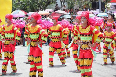Davao City, Filipinler-Ağustos 2014: Renkli kostümler ve canlı performans sokak dansı yarışması katılımcıları. Kadayawan yaşam ve bol hasat için teşekkür vermek için her yıl Ağustos kutlanır.