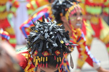 Davao City, Filipinler-Ağustos 2014: Kadayawan sokak dansı yarışmasında bir sanatçı tarafından giyilen bir elbisenin yakın çekim. Kadayawan yaşam ve bol hasat için teşekkür vermek için her yıl Ağustos kutlanır.
