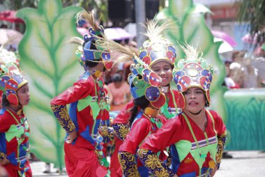 Davao City, Filipinler-Ağustos 2014: Sreet dansçıları Kadayawan festivalinde sokaklardaki kalabalığı etkiliyor. Kadayawan yaşam ve bol hasat için teşekkür vermek için her yıl Ağustos kutlanır.