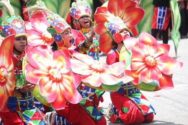 Davao City, Filipinler-Ağustos 2014: Sokak dansı yarışmasında renkli sahne sanatçıları. 