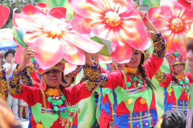 Davao City, Filipinler-Ağustos 2014: Geçit töreni katılımcıları sokak dansı yarışmasında davul ritmiyle dans ediyor. Kadayawan yaşam ve bol hasat için teşekkür vermek için her yıl Ağustos kutlanır.