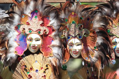 Davao City, Filipinler-Ağustos 2014: Davao City'deki Kadayawan festivali sırasında sokaklarda satılan renkli maskelerin orta yakın lığı. Kadayawan yaşam ve bol hasat için teşekkür vermek için her yıl Ağustos kutlanır.