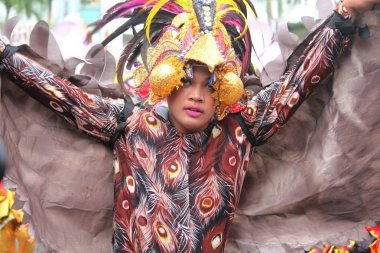 Davao City, Filipinler-Ağustos 2014: Renkli kostümlü bir kız, orta yakın. 