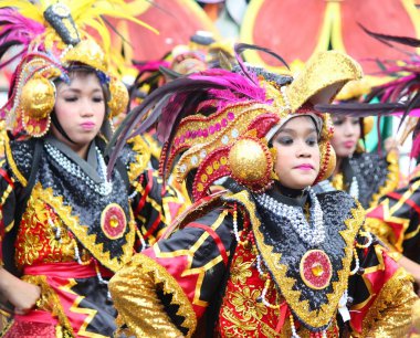 Davao City, Filipinler-Ağustos 2014: Kadayawan sokak dansı yarışmasında renkli kostümler katılanlar.