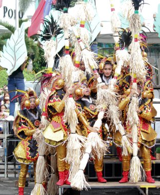 Davao City, Filipinler-Ağustos 2014: Ayrıntılı bir koreografi de Kadayawan festivali sokak dansları yarışmasının katılımcıları. Kadayawan yaşam ve bol hasat için teşekkür vermek için her yıl Ağustos kutlanır.