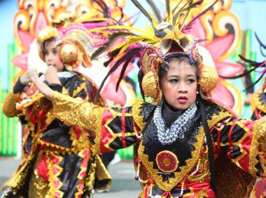 Davao City, Filipinler-Ağustos 2014: Kadayawan festivali sokak dansı yarışmasının bir katılımcısının orta yakın çekim. Kadayawan yaşam ve bol hasat için teşekkür vermek için her yıl Ağustos kutlanır.