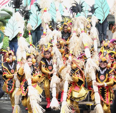 Davao City, Filipinler-Ağustos 2014: Kadayawan festivali sokak dansı yarışmasının katılımcıları renkli sahnelerle sahne alıyor. Kadayawan yaşam ve bol hasat için teşekkür vermek için her yıl Ağustos kutlanır.