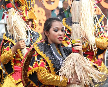 Davao City, Filipinler-Ağustos 2014: Kadayawan festival geçit töreninde sokakta renkli kostümler içinde sanatçıların kırpılmış çekim. Kadayawan yaşam ve bol hasat için teşekkür vermek için her yıl Ağustos kutlanır.