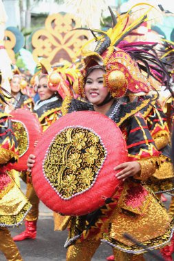 Davao City, Filipinler-Ağustos 2014: Renkli kostümlü sanatçılar Kadayawan festival geçit töreninde sokakta dans ediyor. Kadayawan yaşam ve bol hasat için teşekkür vermek için her yıl Ağustos kutlanır.
