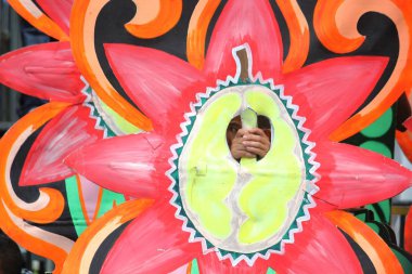 Davao City, Filipinler-Ağustos 2014: Arkasında saklanan bir sokak dansçısı ile renkli durian meyve pervane tasarımı yakın. Kadayawan yaşam ve bol hasat için teşekkür vermek için her yıl Ağustos kutlanır.