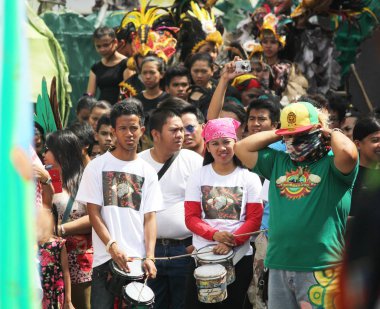 Davao City, Filipinler-Ağustos 2014: Kalabalıklar sokak kenarlarından sokak dansları yarışmasını iyi bir şekilde görmeye çalışıyor. Kadayawan yaşam ve bol hasat için teşekkür vermek için her yıl Ağustos kutlanır.