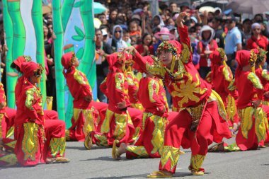 Davao City, Filipinler-Ağustos 2014: Sokak dansçıları Kadawayan festivalinde sokaklarda yarışıyor.