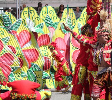 Davao City, Filipinler-Ağustos 2014: Renkli sahne ve kostümler sokak dansı yarışmasında önemli rol oynamaktadır. Kadayawan yaşam ve bol hasat için teşekkür vermek için her yıl Ağustos kutlanır.