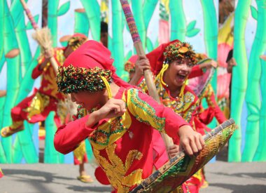 Davao City, Filipinler-Ağustos 2014: Sokak dansı geçit törenine katılanlar sokaklarda canlı bir dans sergiliyorlar. Kadayawan yaşam ve bol hasat için teşekkür vermek için her yıl Ağustos kutlanır.