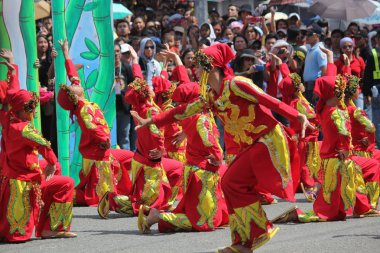Davao City, Filipinler-Ağustos 2014: Kadayawan festivalinde renkli kostümler içinde sokak dansçıları.