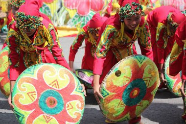 Davao City, Filipinler-Ağustos 2014: Sokaklarda dans eden renkli kostümlü katılımcılar. Kadayawan yaşam ve bol hasat için teşekkür vermek için her yıl Ağustos kutlanır.