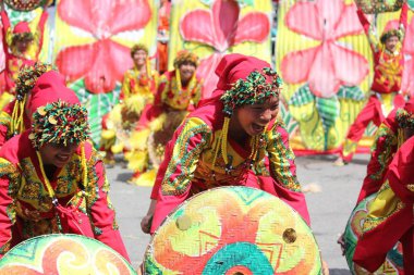 Davao City, Filipinler-Ağustos 2014: Sokak dansı performansında renkli kostümler içinde geçit töreni katılımcıları. Kadayawan yaşam ve bol hasat için teşekkür vermek için her yıl Ağustos kutlanır.
