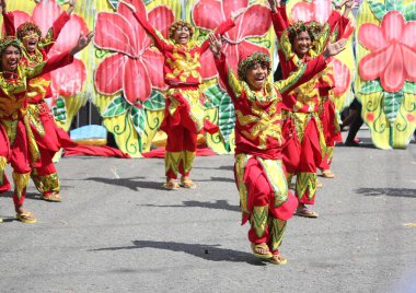 Davao City, Filipinler-Ağustos 2014: Davao City renkli kostümleri sokak dansçıları