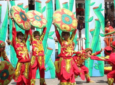 Davao City, Filipinler-Ağustos 2014: Renkli kostümler ve dekorlar içinde sokak dansçıları sokaklarda canlı bir numara sergiliyor. Kadayawan yaşam ve bol hasat için teşekkür vermek için her yıl Ağustos kutlanır.