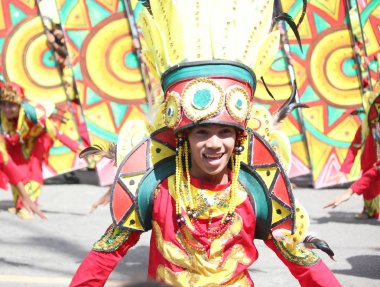 Davao City, Filipinler-Ağustos 2014: Renkli kostümler içinde bir sokak geçit töreni katılımcısı kapatın. Kadayawan yaşam ve bol hasat için teşekkür vermek için her yıl Ağustos kutlanır.
