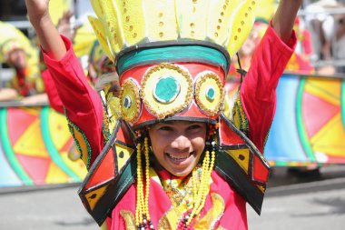 Davao City, Filipinler-Ağustos 2014: Renkli kostümler ve ayrıntılı başlık bir sokak dansı katılımcıların yakın kırpılmış. Kadayawan yaşam ve bol hasat için teşekkür vermek için her yıl Ağustos kutlanır.
